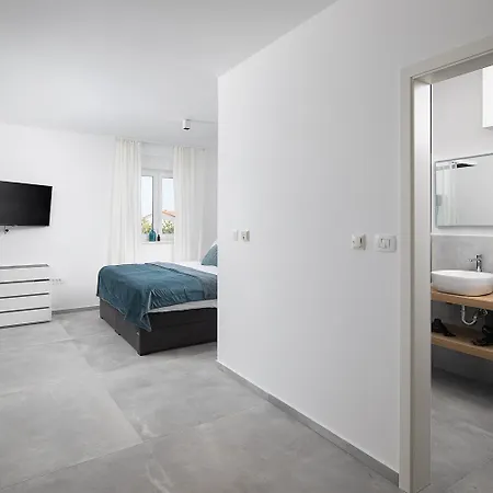 Penthouse Mavala *