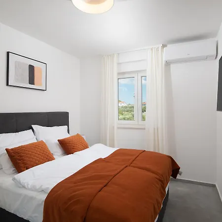 Penthouse Mavala *